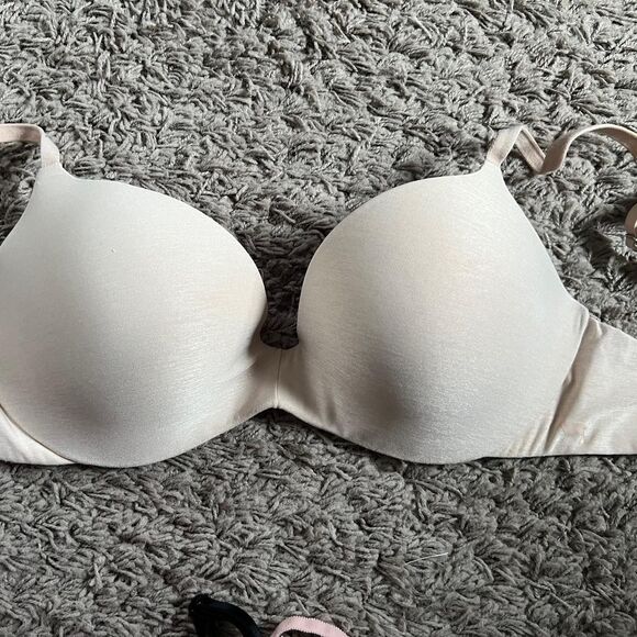 Victoria's Secret Women's Bra Set of 3. Size 32D. - Picture 5 of 6